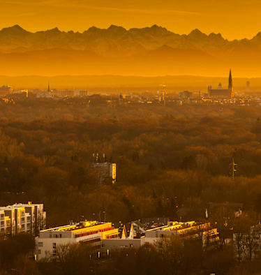Bayern: München vor herbstlichem Bergpanorama