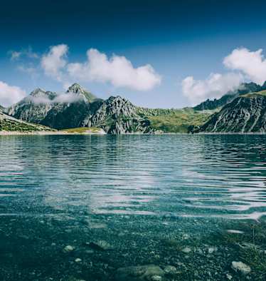 Einfach ins tiefe Blau bilcken, Lünersee in Vorarlberg