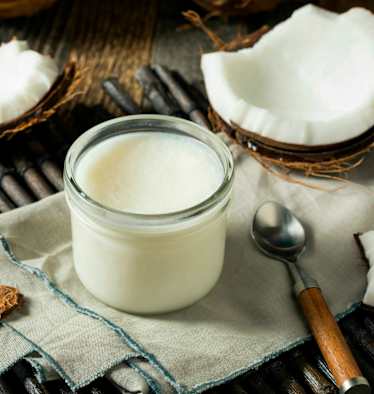 Koksöl und halbe Koksnüsse 