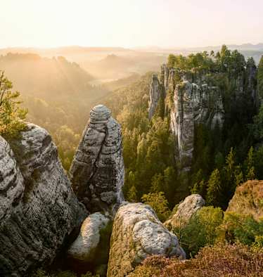 Sonnenaufgang über der Basteibrücke in der Sächsischen Schweiz.