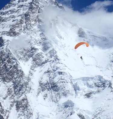 Noch gibt es kein Fotomaterial vom Flug des K2: Doch hier sieht man Max während seines erfolgreichen Flugs vom Broad Peak