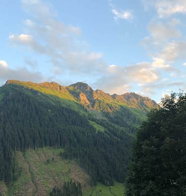 Der morgendliche Ausblick vom Balkon auf den Schusterkogel, die Chefin im Pyjama ist leider nicht zu erkennen