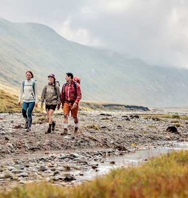 Zwei Frauen und ein Mann sind mit dem LOWA® EXPLORER GTX auf Tour.