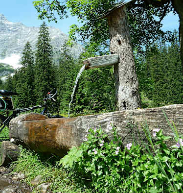 Am Kleinen Ahornboden lädt ein schöner Brunnen zur Rast ein.