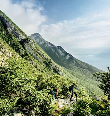 Zwei Wanderer erklimmen die felsigen Wege. 
