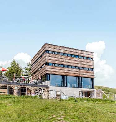 Die moderne Capanna Monte Bar von vorne.