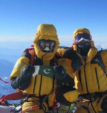 Ali Sadpara und Simone Moro am Gipfel des Nanga Parbat am 26. Februar 2016
