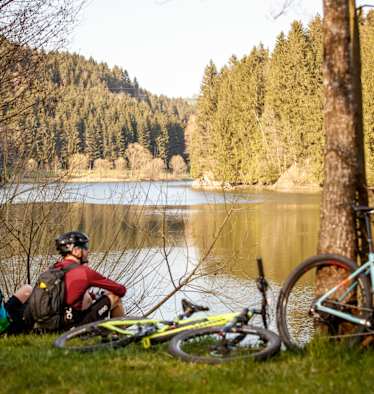 Im Granitland laden idyllische Plätze zu einer Rast während er Tour. 