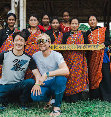 Prakash Sherpa und Benedikt Böhm im Chitwan Nationalpark in Nepal