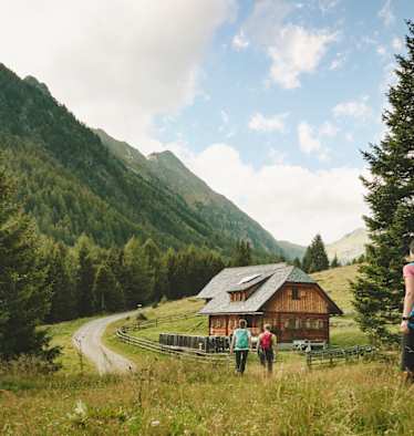 Wer in der steirischen Natur unterwegs ist, darf sich die Einkehr in eine der bewirtschafteten Hütten und Almen nicht entgehen lassen. Hier im Bild die Ebenhandlhütte auf 1.550 Metern in der Region Murau.