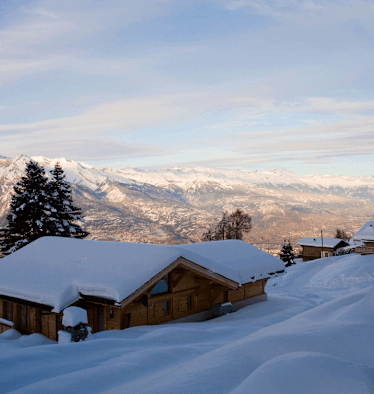 Blick auf den malerischen Ort Nendaz und das weltbekannte Skigebiet