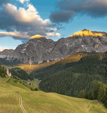Der Gipfel der Neunerspitze 2.285 m in den Südtiroler Dolomiten lockt mit einer Kombination aus Wandern und Klettern