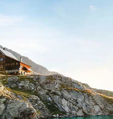 Die Hütte und davor der klare Gletschersee