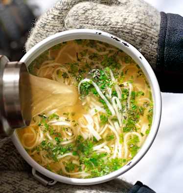 Selbstgemachte Nudelsuppe in der Thermoskanne – ein idealer Tourenbegleiter im Winter