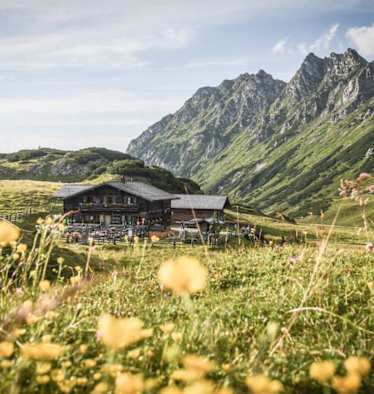 Die urige Oberhütte (1.860 m) am gleichnamigen See in den Schladminger Tauern