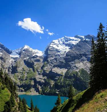 Blick über den Öschinensee in den Berner Alpen in der Schweiz