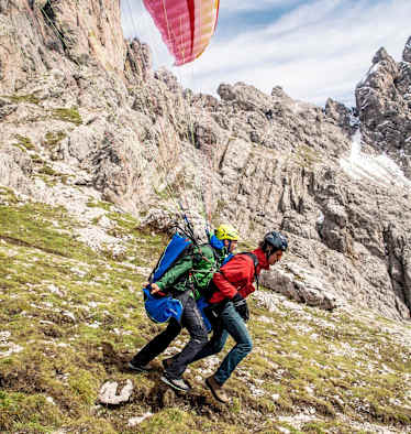 Die beiden Tandemflieger starten los.