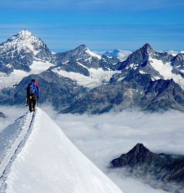 Bergsteiger am Gipfelgrat der Parrotspitze im Monte Rosa-Massiv
