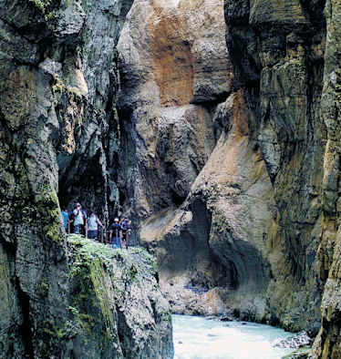 Eisiger Ausblick entlang der Partnachklamm in Garmisch-Partenkirchen, Bayern