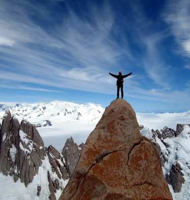 Erhaben am Gipfel des Silla im Fitz-Roy-Massiv, Patagonien.