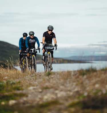 Tomaž, Oliver und Moritz (von vorn) auf ihren Gravelbikes in Heydlur in Island