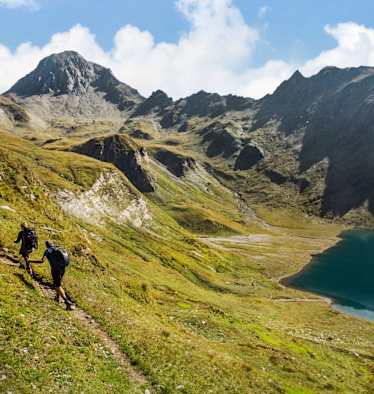 Zwei Wanderer am Weg überhalb des Wilden Sees.