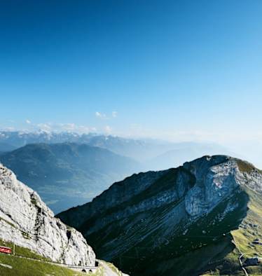 Der 2.106 m hohe Pilatus liegt südlich von Luzern und thront erhaben über dem Vierwaldstättersee