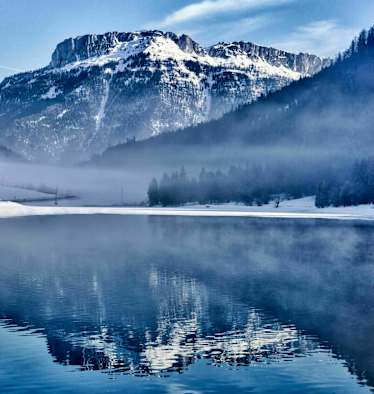 Tiroler Pillersee im Winter: Blick auf die Steinplatte