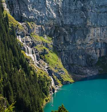 Wandern am Wasserfall: eine magische Kombination