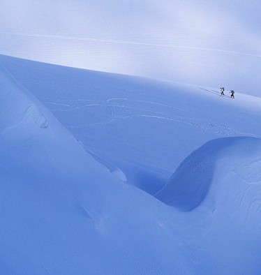 Skihochtour: Zwei Skitourengeher im vergletscherten Gebiet am Piz Palü in der Bernina-Gruppe