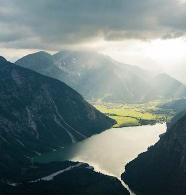 Alpenszene: Plansee im Bezirk Reutte in Tirol