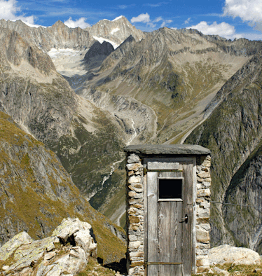 Plumpsklo bei der Wiwannihütte im Wallis in der Schweiz