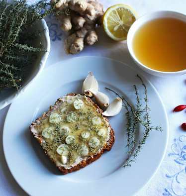 Power-Tee und Knoblauch-Thymian-Honig-Brot