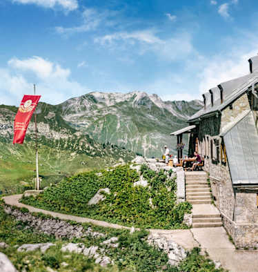 Das Prinz-Luitpold-Haus in der Berglandschaft. 