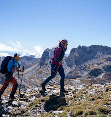 Tamara Lunger und Medoti Chilimanov im Aufstieg in Albanien, Bergkulisse und blauer Himmel