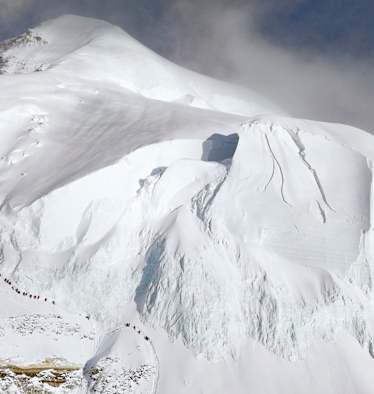 Der Gipfelbereich des K2 mit Bottleneck, Seracs und den aufsteigenden Bergsteigern