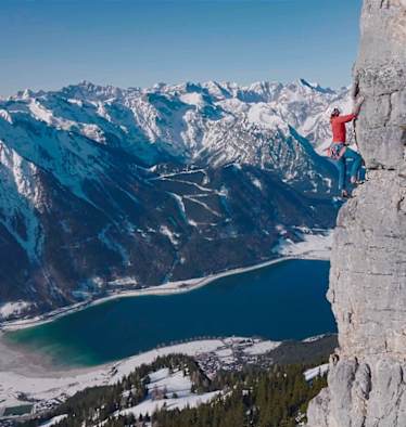 Kletterer am Achensee im Winter