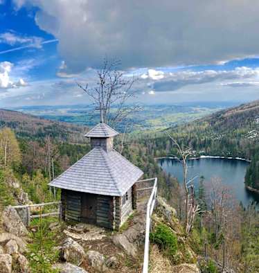 Blick von der Rachelkapelle auf den Rachelsee.