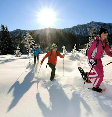 Schneeschuhwanderer bei Reit im Winkl im bayerischen Chiemgau