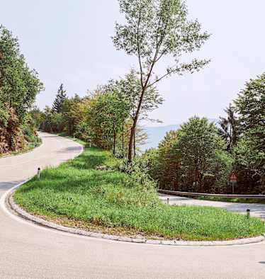 Weite Kehren und ­fießende Kurven: Für die begeisterten Rennradler aus Wien könnte die Straße hinauf zum Seiber-Gipfelplateau ewig weitergehen.