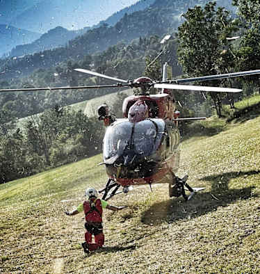 Rettungshubschrauber im Einsatz bei einem Unfall