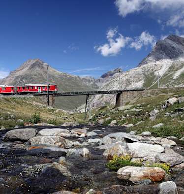 Zug auf dem Berninapass, Wildwestbruecke, Alp Bondo