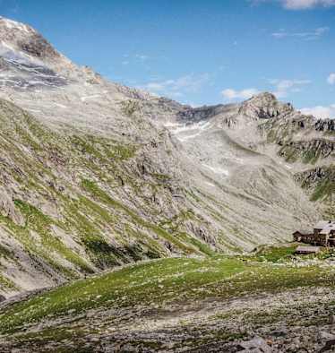 Die Hütte eingebettet in das Panorama der Reichenspitzgruppe