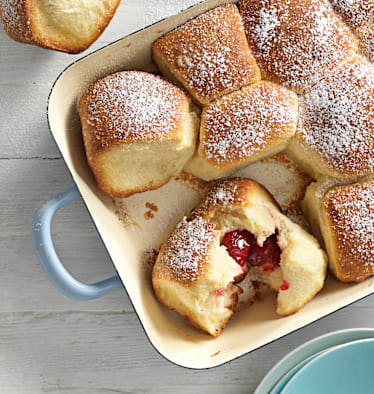 Buchteln, auch Wuchteln oder Rohrnudeln genannt, in einer Auflaufform