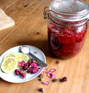 Selbstgemachter Rosensirup