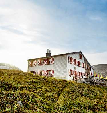 Die Rugghubelhütte im Sonnenschein.