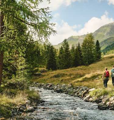Der perfekte Begleiter: Der Rantenbach sorgt für Erfrischung und Abkühlung entlang des Wanderweges. Zusätzlich dient er als natürlicher Wegweiser durch das Rantental.