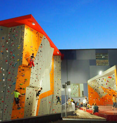 Auch abends kann im Outdoorbereich des City Adventure Center geklettert werden.