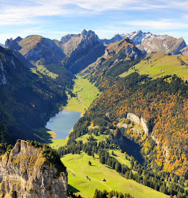 Blick vom Hohen Kasten über den Stauberenfirst (1.693 m), hinab zum Sämtisersee in Appenzell-Innerrhoden