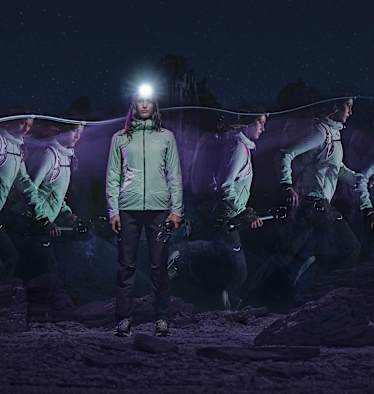 bild bei nacht, frau läuft mit salewa gewand im dunklen mit stirnlampe